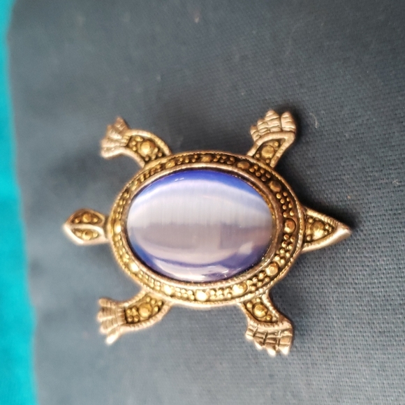 Jewelry - Vintage turtle charm